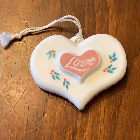 đź‘™Hallmark 1985 Holiday Heart Christmas Ornament - Picture 2 of 7